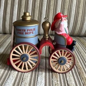 Hallmark Keepsake Ornament "HERES COMES SANTA" series #7 Santa's Fire Engine